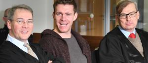 Rechtsanwalt Jens-Michael Knaak (l-r), der angeklagte NPD-Politiker Maik Schneider und Rechtsanwalt Ulli Herbert Boldt.