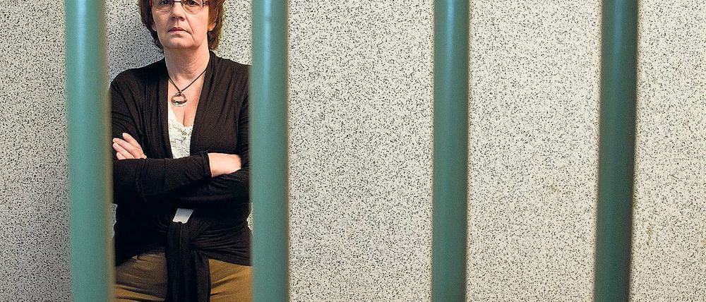 Tor zur Hölle. Gitter vor den Fenstern, Mauern, Stacheldraht, Einzelzellen – Die Gitterstäbe in ihrem Treppenhaus in Fürstenwalde erinnern Norda Krauel ständig an ihre Leidenszeit im Durchgangsheim in Bad Freienwalde.