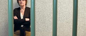 Tor zur Hölle. Gitter vor den Fenstern, Mauern, Stacheldraht, Einzelzellen – Die Gitterstäbe in ihrem Treppenhaus in Fürstenwalde erinnern Norda Krauel ständig an ihre Leidenszeit im Durchgangsheim in Bad Freienwalde.