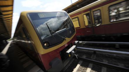 Die Züge der S-Bahn-Linien 1 und 7 halten am Bahnhof Wannsee nicht mehr am gleichen Bahnsteig. Viele Fahrgäste müssen jetzt zehn Minuten Wartezeit einplanen.
