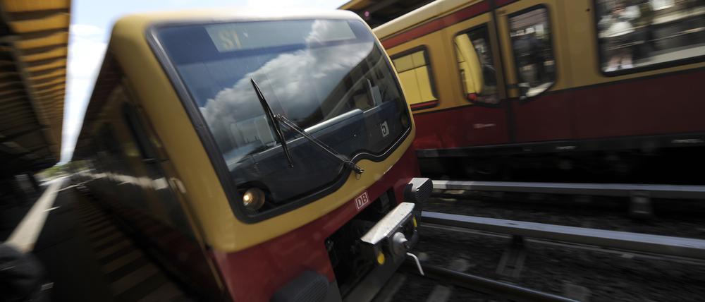 Die Züge der S-Bahn-Linien 1 und 7 halten am Bahnhof Wannsee nicht mehr am gleichen Bahnsteig. Viele Fahrgäste müssen jetzt zehn Minuten Wartezeit einplanen.