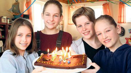 Die Geburtstagskinder. Johanna, Franziska, Alexander und Charlotte Kübler (v.l.n.r.) aus Babelsberg sind am Freitag zwölf Jahre alt geworden. Die Patenschaft für Potsdams einzige Vierlinge hat Oberbürgermeister Jann Jakobs übernommen. Er besuchte die Kinder am Samstag.