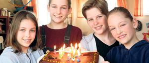 Die Geburtstagskinder. Johanna, Franziska, Alexander und Charlotte Kübler (v.l.n.r.) aus Babelsberg sind am Freitag zwölf Jahre alt geworden. Die Patenschaft für Potsdams einzige Vierlinge hat Oberbürgermeister Jann Jakobs übernommen. Er besuchte die Kinder am Samstag.