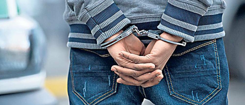 Abgeführt. Menschen aus dem Ausland sind laut der Statistik häufiger Verdächtige für Straftaten. Experten zufolge liegt das auch an fehlender Integration.
