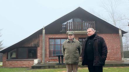 Vor dem Nichts. Über Jahre lebte Ingolf Kauz (rechts) in seinem Haus im Teltower Siedlerweg, das sein Vater Günter einst als Bungalow gebaut hatte.