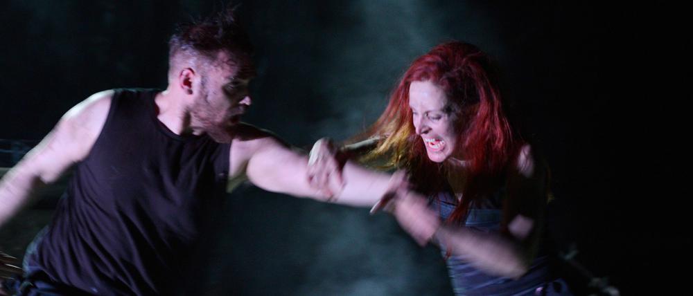 Die Fremde. Marianna Linden spielt die Medea (r.) in „Das goldene Vlies“. In der griechischen Heimat ihres Mannes ist sie von niemandem gewollt – mit tragischen Folgen.