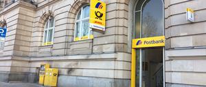 Kunden der Postbank-Filiale am Kirchsteigfeld, die im Sommer schließt, sollen bald die Filiale am Platz der Einheit nutzen.