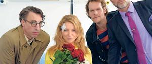 Patchwork für Fortgeschrittene. Anna Holzinger (Diana Staehly) umringt von den Vätern ihrer drei Kinder, gespielt von Alexander Schuber (l.), Frank Maier und Mirco Reseg (r.). Die achtteilige Comedyserie „Triple Ex“ startet am 9. Februar auf RTL.