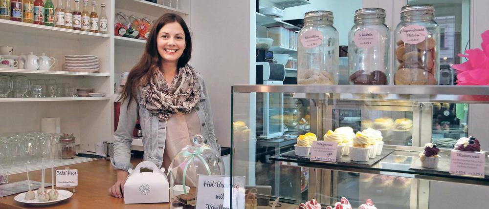 Blaubeercreme auf Buttermilchkuchen, weiße Schokolade auf Macadamia-Bananenkuchen – ab dem Frühling will „Krümelfee“ Nicole Ehlers in ihrem neuen Café auch draußen Sitzplätze anbieten.