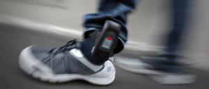 "Auch mit einer Fußfessel kann man LKW fahren", sagte Brandenburgs Innenminister Karl Heinz Schröter (SPD).