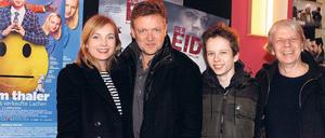 Geben ihr Lachen nicht auf. Regisseur Andreas Dresen sowie die Schauspieler Arved Friese, Justus von Dohnányi und Nadja Uhl (v.r.) bei der Filmpremiere im Thalia.