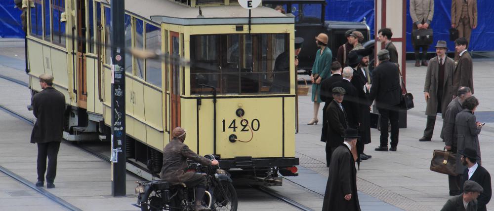 Dreharbeiten zu "Babylon Berlin" auf dem Berliner Alexanderplatz im Sommer 2016.