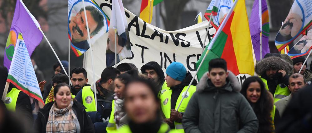 Etwa 50 Kurden demonstrierten in Potsdam.