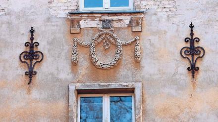 Verblasster Glanz. Im Wohnhaus in der Tuchmacherstraße 8 ist nicht nur die Fassade stark sanierungsbedürftig. Manche der Wohnungen in dem 1912 errichteten Gebäude haben noch Außentoiletten. Bestandteil des Finanzierungskonzeptes der Bewohner soll auch ein Sanierungsplan sein.