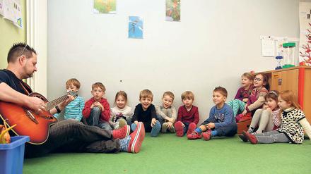 Singen und reimen. Die Kinder vom Kinderhaus Fridolin üben vor der Premiere noch mal die Lieder mit ihrem Erzieher. Henry Sawade ist auch Vorsitzender des Fidl e.V.