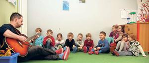 Singen und reimen. Die Kinder vom Kinderhaus Fridolin üben vor der Premiere noch mal die Lieder mit ihrem Erzieher. Henry Sawade ist auch Vorsitzender des Fidl e.V.