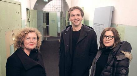 Neue Erkenntnisse. Ronny Heidenreich, Daniela Münkel und Elke Stadelmann-Wenz (rechts) haben ihr Buch über den „Geheimdienstkrieg in Deutschland“ in der Gedenkstätte Leistikowstraße vorgestellt. Sie war als Gefängnis des sowjetischen Geheimdienstes auch Schauplatz des Geschehens.