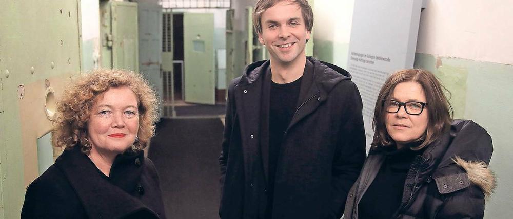 Neue Erkenntnisse. Ronny Heidenreich, Daniela Münkel und Elke Stadelmann-Wenz (rechts) haben ihr Buch über den „Geheimdienstkrieg in Deutschland“ in der Gedenkstätte Leistikowstraße vorgestellt. Sie war als Gefängnis des sowjetischen Geheimdienstes auch Schauplatz des Geschehens.