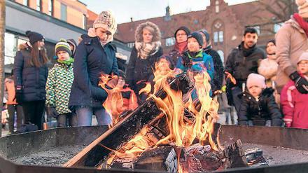 Lagerfeuer geht auch vormittags. Am letzten Schultag vor den Winterferien feiern Oberlinschüler ein Fest. Auf dem Schulhof gibt es Musik und an der Feuerschale ist es warm.