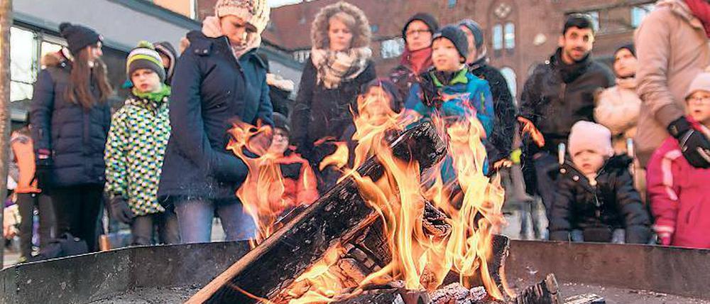 Lagerfeuer geht auch vormittags. Am letzten Schultag vor den Winterferien feiern Oberlinschüler ein Fest. Auf dem Schulhof gibt es Musik und an der Feuerschale ist es warm.