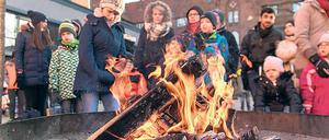 Lagerfeuer geht auch vormittags. Am letzten Schultag vor den Winterferien feiern Oberlinschüler ein Fest. Auf dem Schulhof gibt es Musik und an der Feuerschale ist es warm.