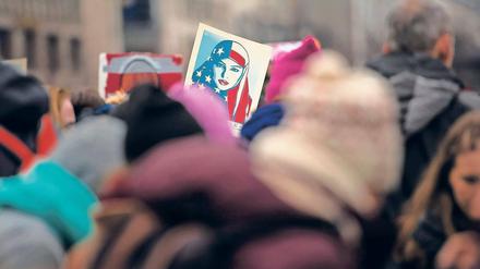 Protest. Seit seinem Amtsantritt gehen weltweit Menschen gegen den neuen US-Präsidenten Donald Trump auf die Straße. Auch seine jüngste Entscheidung, die zulasten von Bürgern aus sieben muslimischen Ländern geht, löste viel Kritik aus.