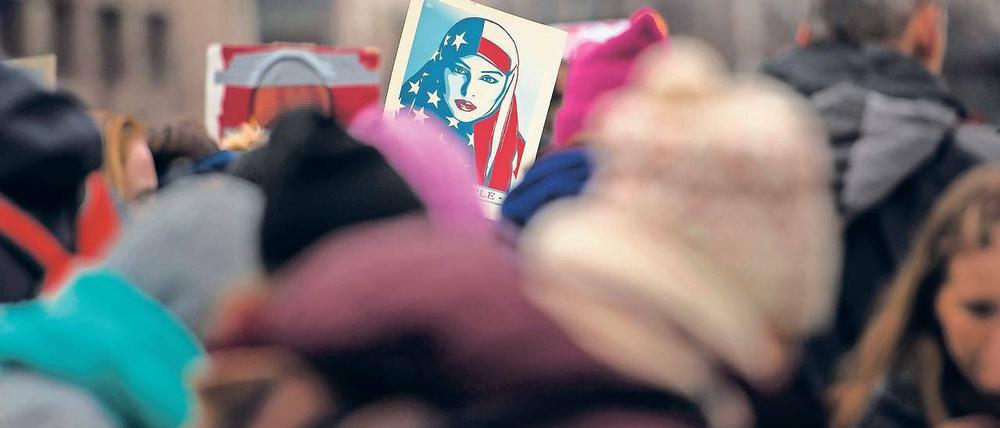 Protest. Seit seinem Amtsantritt gehen weltweit Menschen gegen den neuen US-Präsidenten Donald Trump auf die Straße. Auch seine jüngste Entscheidung, die zulasten von Bürgern aus sieben muslimischen Ländern geht, löste viel Kritik aus.