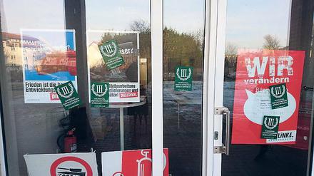 Verunstaltet. Neun Aufkleber des „III. Wegs“ fanden sich am Linke-Büro.