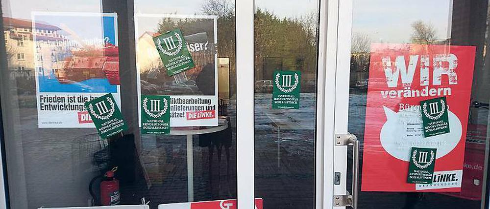 Verunstaltet. Neun Aufkleber des „III. Wegs“ fanden sich am Linke-Büro.