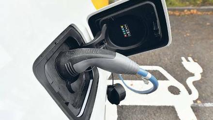 Angezapft. Ab 23 000 Kilometern im Jahr soll sich ein Elektroauto rechnen.