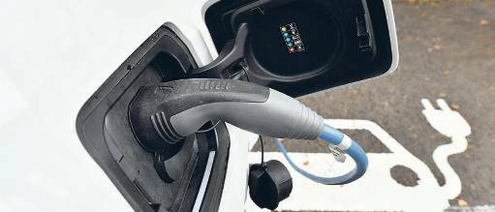 Angezapft. Ab 23 000 Kilometern im Jahr soll sich ein Elektroauto rechnen.
