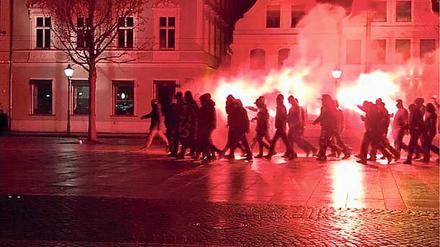 Neonazis zogen mit Fackeln durch Cottbus.