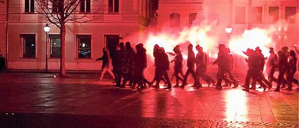 Neonazis zogen mit Fackeln durch Cottbus.