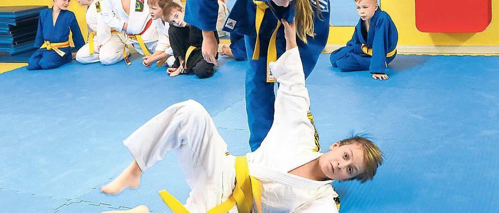 Sicher abgelegt. In der ausgezeichneten Kita Kinderland in Beelitz gehört Judo zum täglich wechselnden Rahmenprogramm. Auch Schüler üben dort.