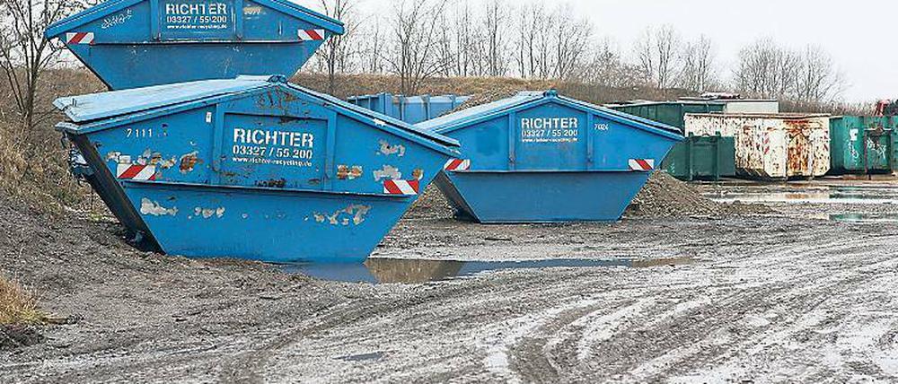 Müll in Containern. Wasserdicht verschlossen sollen sie sein, so Anwohner.