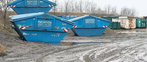 Müll in Containern. Wasserdicht verschlossen sollen sie sein, so Anwohner.