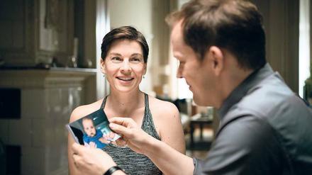 Sie heißt „Nina“. Marie (Victoria Mayer) zeigt Peter (Godehard Giese) ein Bild ihrer potenziellen Tochter.