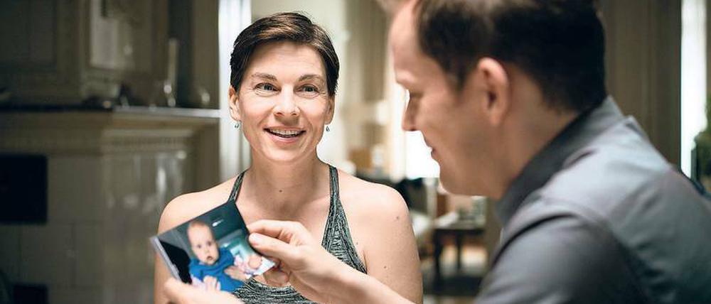 Sie heißt „Nina“. Marie (Victoria Mayer) zeigt Peter (Godehard Giese) ein Bild ihrer potenziellen Tochter.