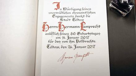 Zur Ehrung in Zivil. Seine Auftritte als Friedrich II. haben Hermann Lamprecht nicht nur in der Region bekannt gemacht. Sogar bis nach Niedersachsen und nach Westfalen ist er als Preußenkönig gereist. Dabei hat er auch immer das Wohl seiner Wahlheimat im Blick gehabt. Nun durfte er sich dafür im Goldenen Buch von Teltow verewigen.