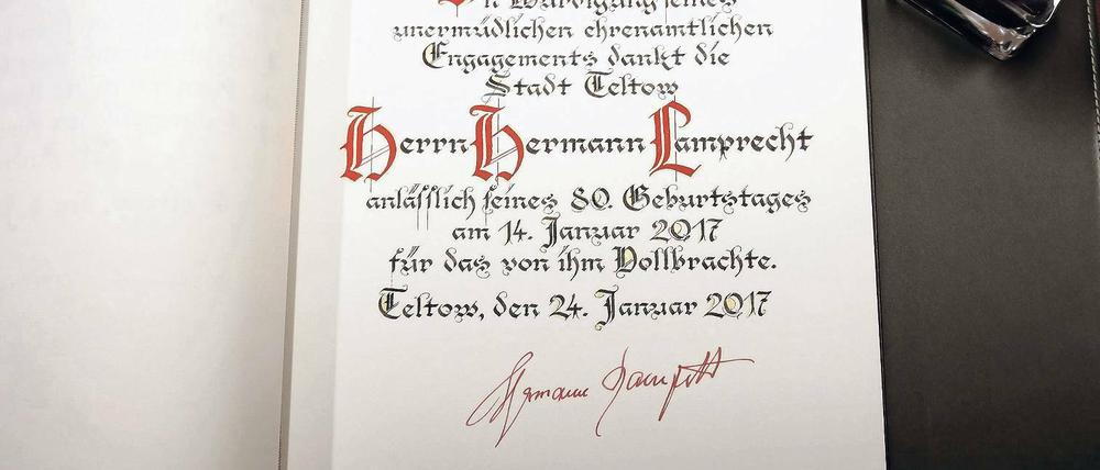 Zur Ehrung in Zivil. Seine Auftritte als Friedrich II. haben Hermann Lamprecht nicht nur in der Region bekannt gemacht. Sogar bis nach Niedersachsen und nach Westfalen ist er als Preußenkönig gereist. Dabei hat er auch immer das Wohl seiner Wahlheimat im Blick gehabt. Nun durfte er sich dafür im Goldenen Buch von Teltow verewigen.