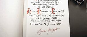 Zur Ehrung in Zivil. Seine Auftritte als Friedrich II. haben Hermann Lamprecht nicht nur in der Region bekannt gemacht. Sogar bis nach Niedersachsen und nach Westfalen ist er als Preußenkönig gereist. Dabei hat er auch immer das Wohl seiner Wahlheimat im Blick gehabt. Nun durfte er sich dafür im Goldenen Buch von Teltow verewigen.