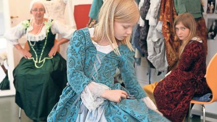 Plötzlich Prinzessin. Beim Workshop der Schlösserstiftung – hier ein Foto aus dem Jahr 2014 – können die Teilnehmer edle Seidenkleider anprobieren und tanzen lernen.