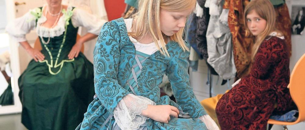 Plötzlich Prinzessin. Beim Workshop der Schlösserstiftung – hier ein Foto aus dem Jahr 2014 – können die Teilnehmer edle Seidenkleider anprobieren und tanzen lernen.