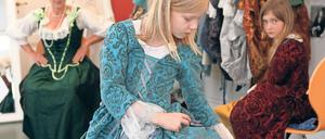 Plötzlich Prinzessin. Beim Workshop der Schlösserstiftung – hier ein Foto aus dem Jahr 2014 – können die Teilnehmer edle Seidenkleider anprobieren und tanzen lernen.