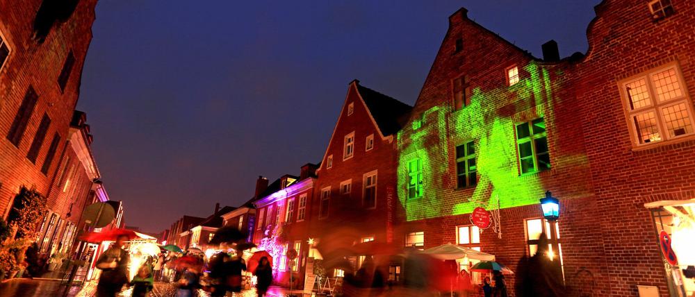 Wer am Wochenende sehen wollte, wie gut sich das Holländische Viertel als Schauplatz eines Lichterspektakels machte, musste sich gut gegen das Wetter wappnen.