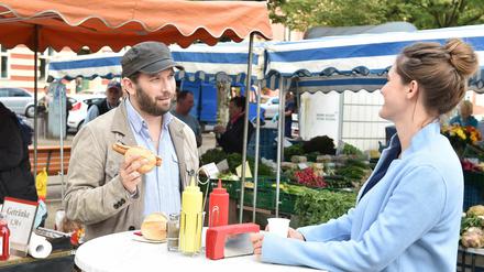 Currywurst auf dem Markt am Bassinplatz: Die Comedyserie "Jerks" ist bei Maxdome abrufbar und ab Februar auf ProSieben zu sehen.