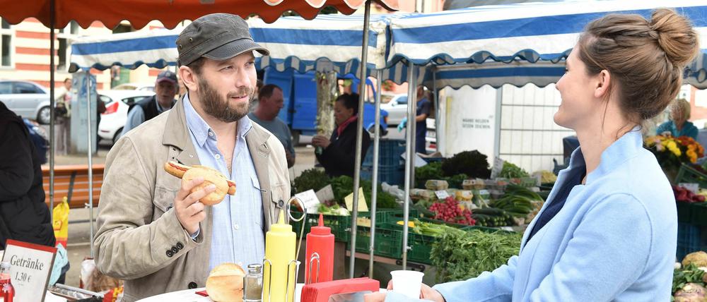 Currywurst auf dem Markt am Bassinplatz: Die Comedyserie "Jerks" ist bei Maxdome abrufbar und ab Februar auf ProSieben zu sehen.