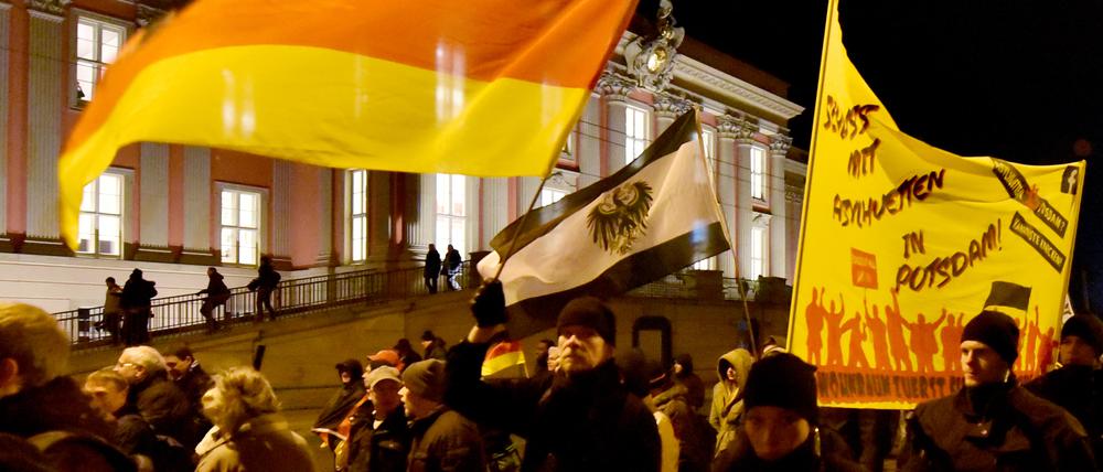 In Brandenburg gab es 2016 etwa 100 asylfeindliche und rechtsextreme Straßenaktionen. Monatelang mobilisierte auch der Potsdamer Pegida-Ableger Pogida, an der Kundgebung am 9. März nahmen etwa 60 Personen teil.