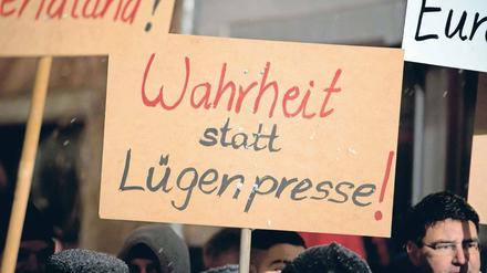 Wahrheit statt Lügenpresse? Pegida-Anhänger bei einer sogenannten Sbh-Gida-Demonstration unter dem Motto „Patriotische Europäer gegen die Islamisierung des Abendlandes“ im Januar 2015 in Villingen-Schwenningen in Baden-Württemberg.