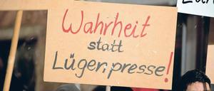 Wahrheit statt Lügenpresse? Pegida-Anhänger bei einer sogenannten Sbh-Gida-Demonstration unter dem Motto „Patriotische Europäer gegen die Islamisierung des Abendlandes“ im Januar 2015 in Villingen-Schwenningen in Baden-Württemberg.